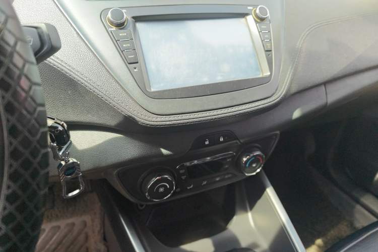 Used Ford Escort 2015 1.5L Manual Fashion Edition Audio And AC Panel