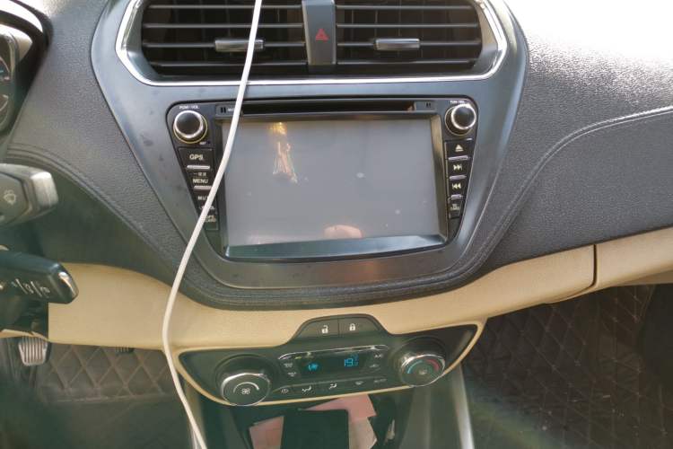 Used Ford Escort 2015 1.5L Manual Fashion Edition Audio And AC Panel