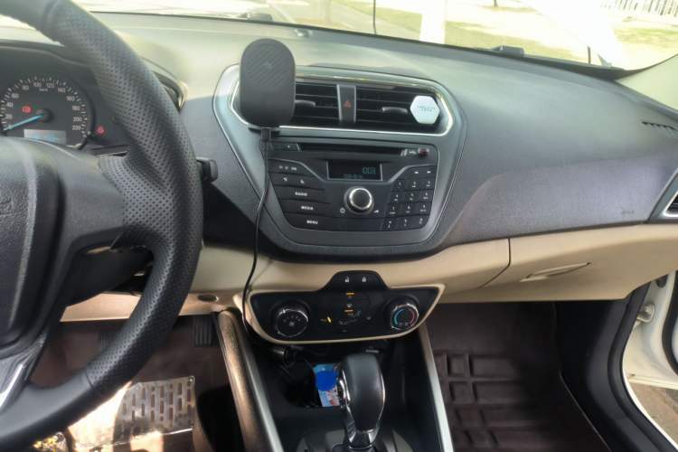 Used Ford Escort 2015 1.5L Automatic Comfort Edition Audio And AC Panel
