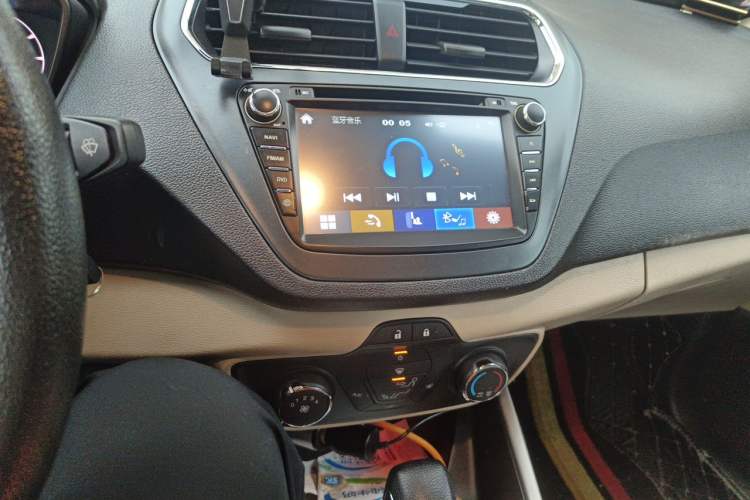Used Ford Escort 2015 1.5L Automatic Comfort Edition Audio And AC Panel
