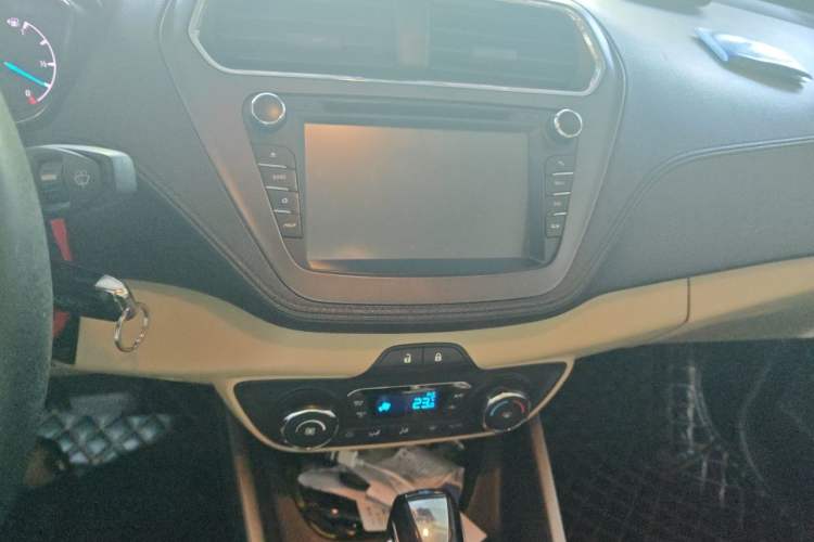 Used Ford Escort 2015 1.5L Automatic Fashion Model Audio And AC Panel