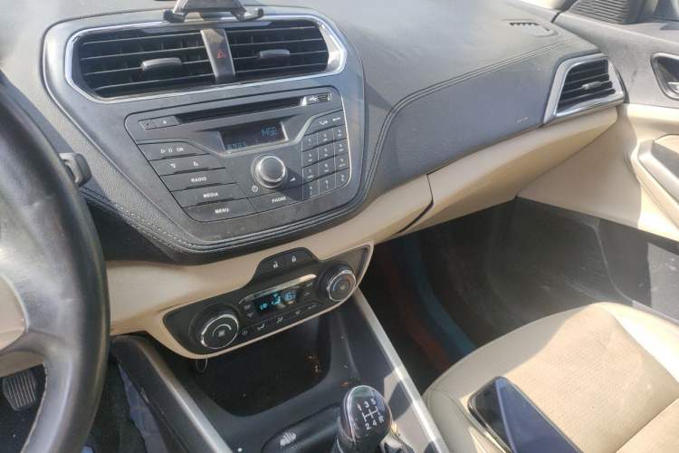 Used Ford Escort 2015 1.5L Manual Fashion Edition Audio And AC Panel