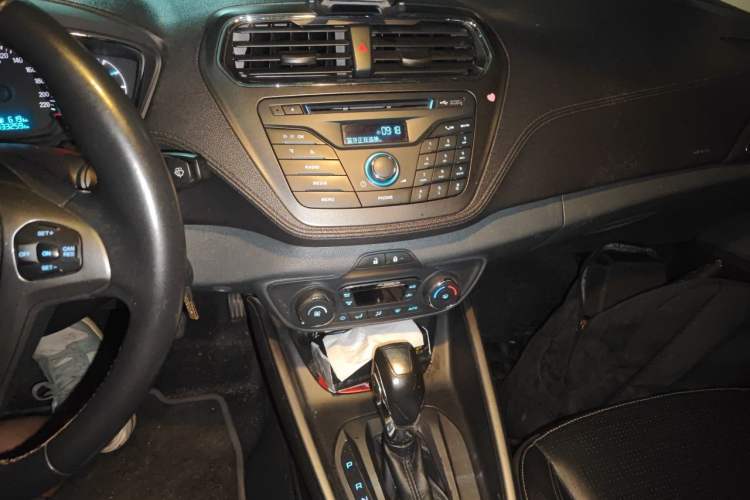 Used Ford Escort 2015 1.5L Automatic Fashion Model Audio And AC Panel