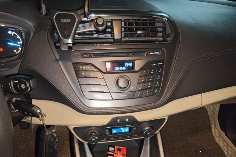 Used Ford Escort 2015 1.5L Manual Fashion Edition Audio And AC Panel