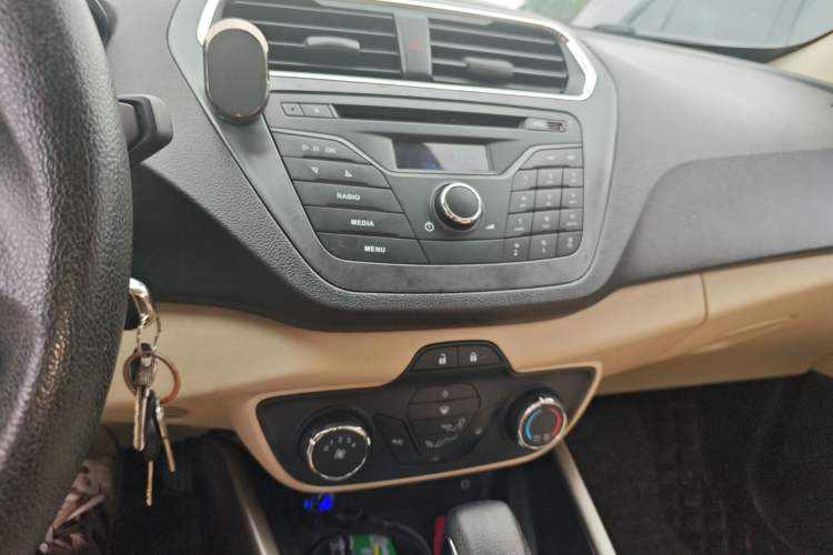 Used Ford Escort 2015 1.5L Automatic Comfort Edition Audio And AC Panel