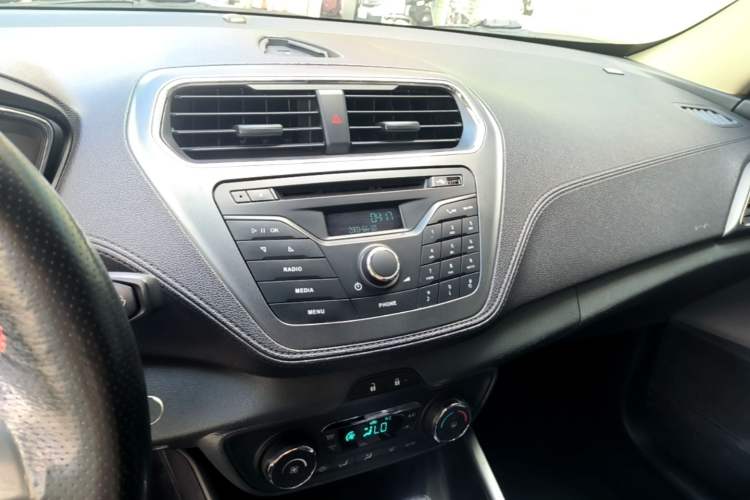 Used Ford Escort 2015 1.5L Automatic Fashion Model Audio And AC Panel