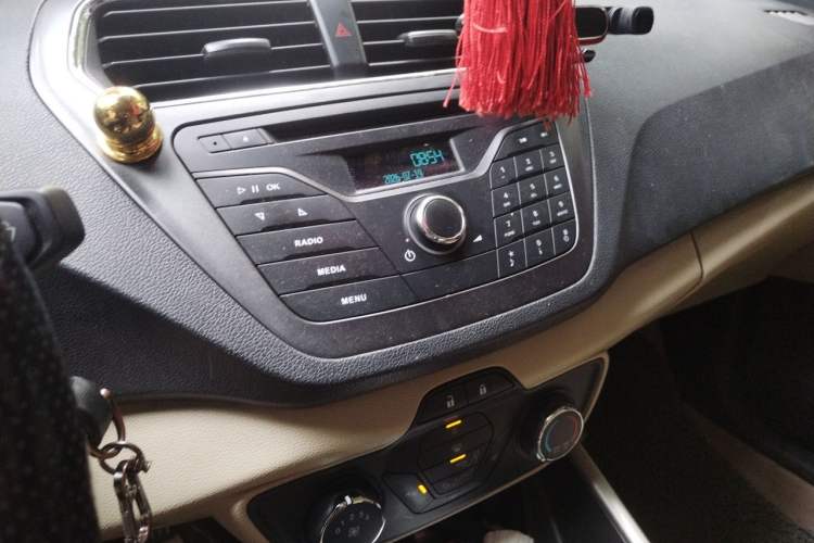 Used Ford Escort 2015 1.5L Automatic Comfort Edition Audio And AC Panel