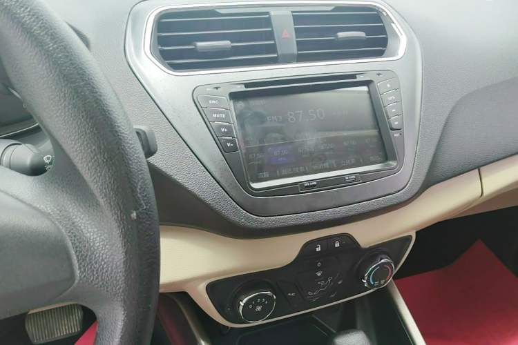 Used Ford Escort 2015 1.5L Automatic Comfort Edition Audio And AC Panel