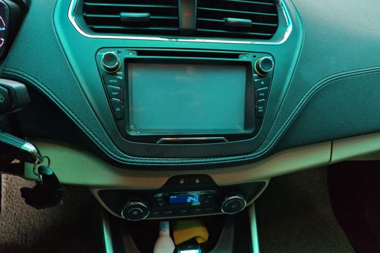 Used Ford Escort 2015 1.5L Automatic Fashion Model Audio And AC Panel