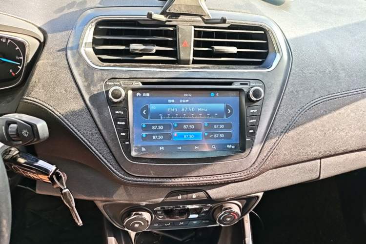 Used Ford Escort 2015 1.5L Automatic Fashion Model Audio And AC Panel