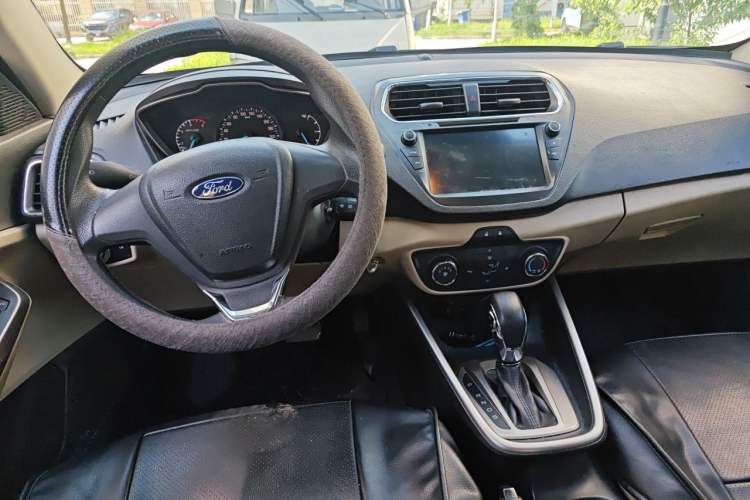 Used Ford Escort 2015 1.5L Automatic Comfort Edition Center Console