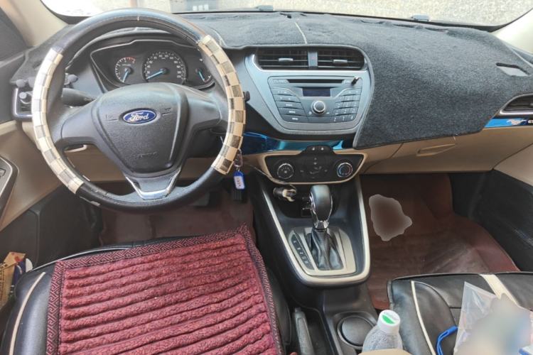 Used Ford Escort 2015 1.5L Automatic Comfort Edition Center Console