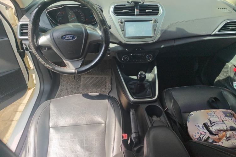 Used Ford Escort 2015 1.5L Manual Fashion Edition Center Console