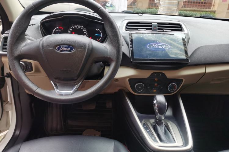 Used Ford Escort 2015 1.5L Automatic Comfort Edition Center Console