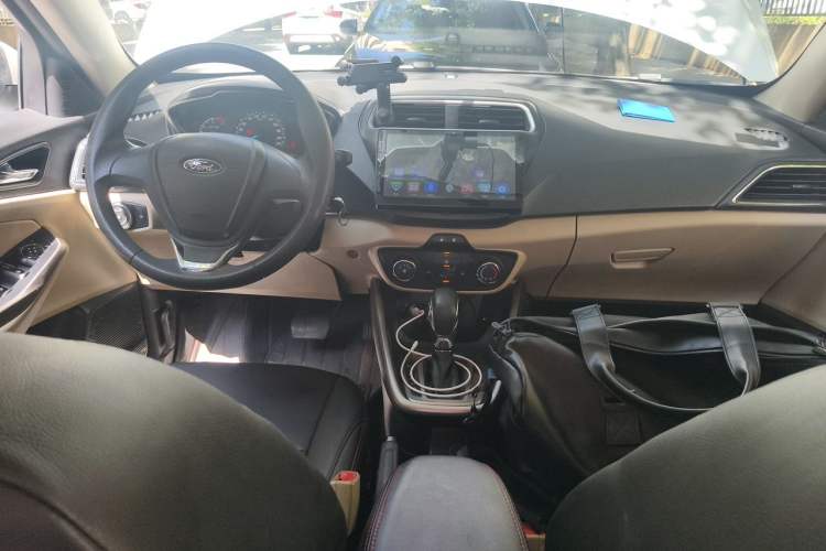 Used Ford Escort 2015 1.5L Automatic Comfort Edition Center Console