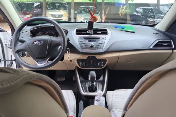 Used Ford Escort 2015 1.5L Automatic Comfort Edition Center Console