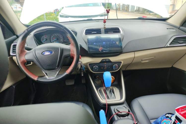 Used Ford Escort 2015 1.5L Automatic Comfort Edition Center Console