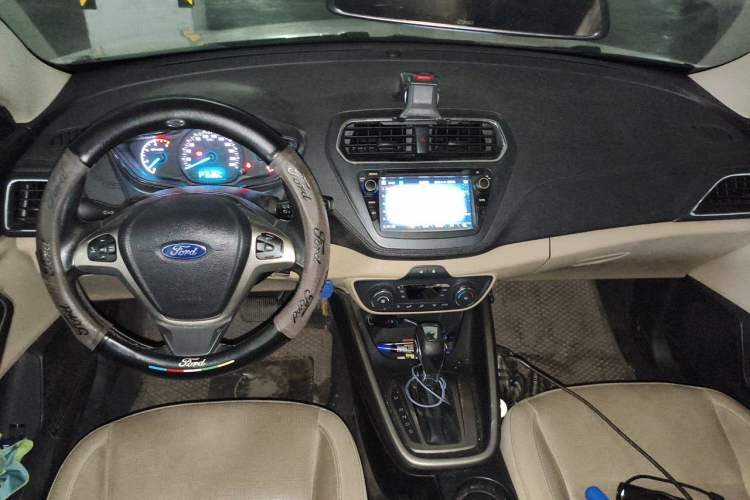 Used Ford Escort 2015 1.5L Automatic Fashion Model Center Console