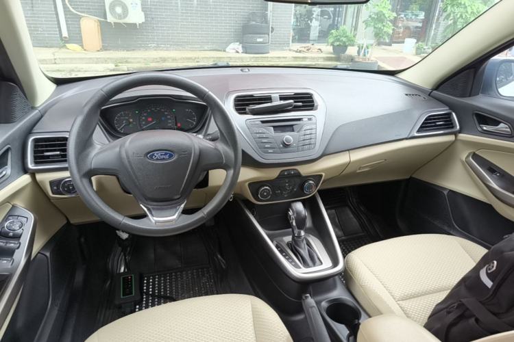 Used Ford Escort 2015 1.5L Automatic Comfort Edition Center Console