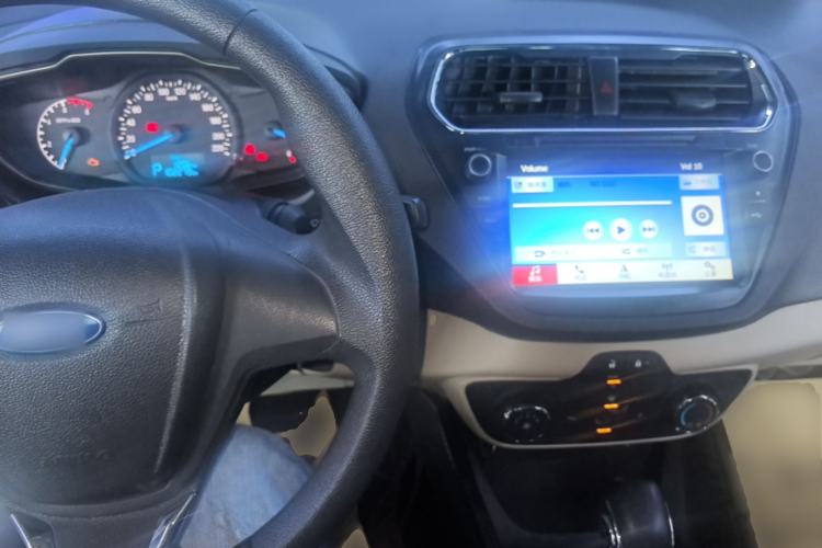 Used Ford Escort 2015 1.5L Automatic Comfort Edition Center Console