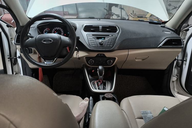 Used Ford Escort 2015 1.5L Automatic Comfort Edition Center Console