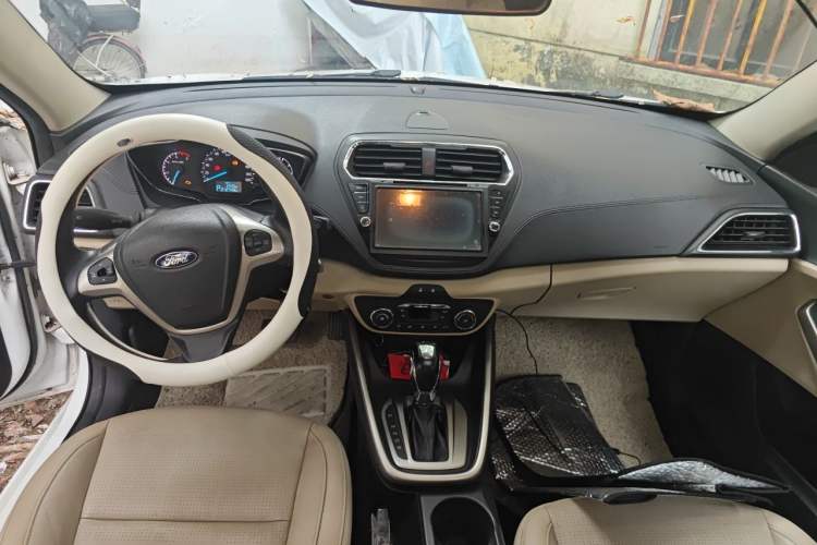 Used Ford Escort 2015 1.5L Automatic Fashion Model Center Console
