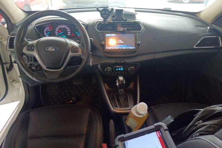 Used Ford Escort 2015 1.5L Automatic Fashion Model Center Console