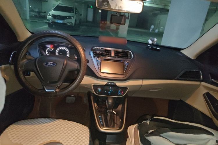 Used Ford Escort 2015 1.5L Automatic Comfort Edition Center Console