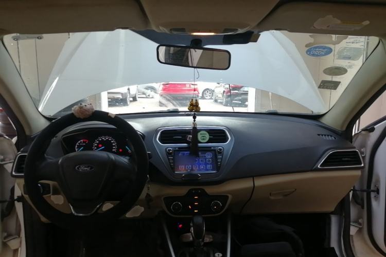 Used Ford Escort 2015 1.5L Automatic Comfort Edition Center Console