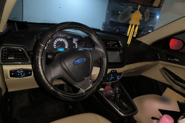 Used Ford Escort 2015 1.5L Automatic Comfort Edition Center Console