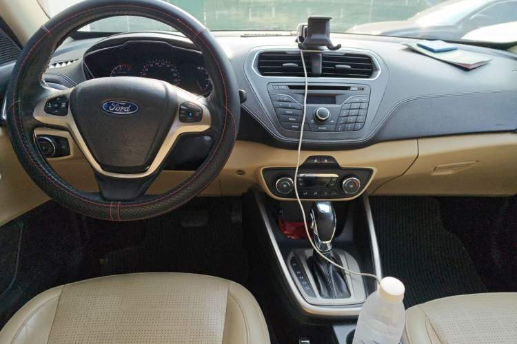 Used Ford Escort 2015 1.5L Automatic Fashion Model Center Console