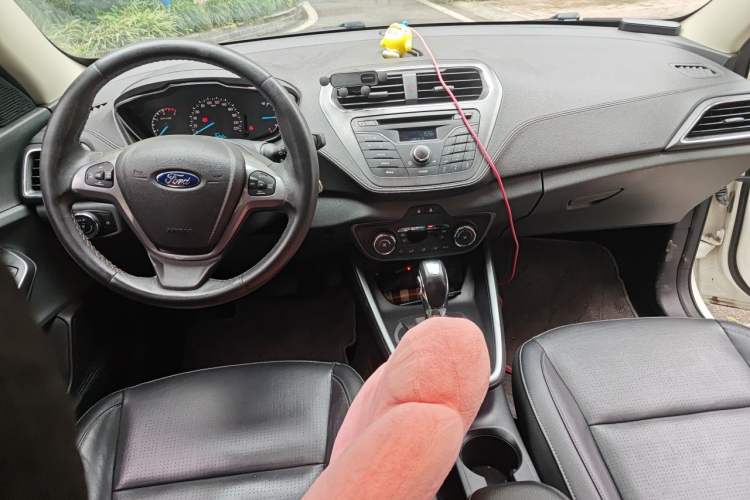 Used Ford Escort 2015 1.5L Automatic Fashion Model Center Console