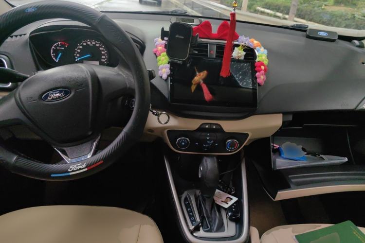 Used Ford Escort 2015 1.5L Automatic Comfort Edition Center Console