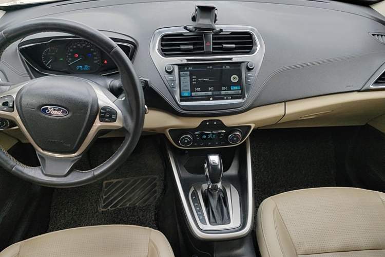 Used Ford Escort 2015 1.5L Automatic Fashion Model Center Console