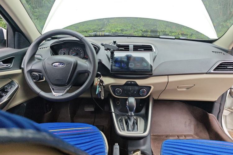 Used Ford Escort 2015 1.5L Automatic Comfort Edition Center Console