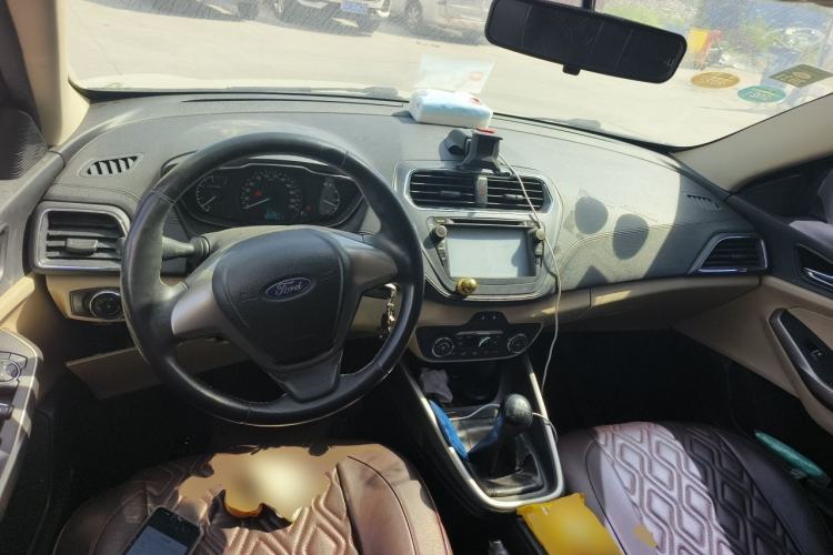 Used Ford Escort 2015 1.5L Manual Fashion Edition Center Console