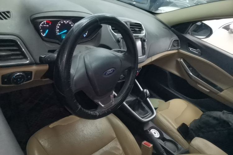 Used Ford Escort 2015 1.5L Manual Comfort Model Center Console