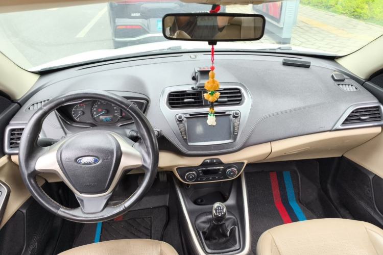 Used Ford Escort 2015 1.5L Manual Fashion Edition Center Console