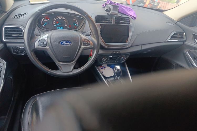 Used Ford Escort 2015 1.5L Automatic Fashion Model Center Console