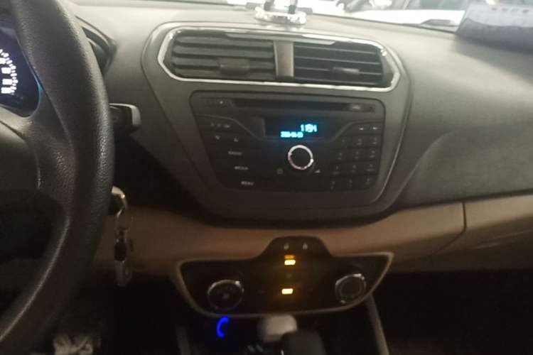 Used Ford Escort 2015 1.5L Automatic Comfort Edition Center Console