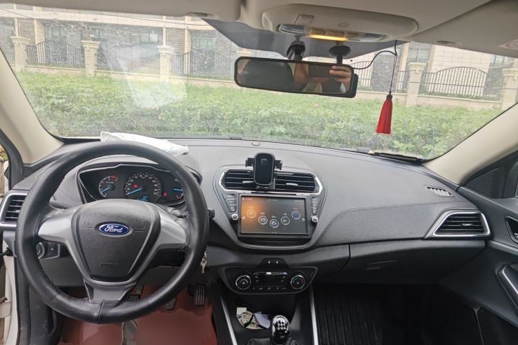 Used Ford Escort 2015 1.5L Manual Fashion Edition Center Console