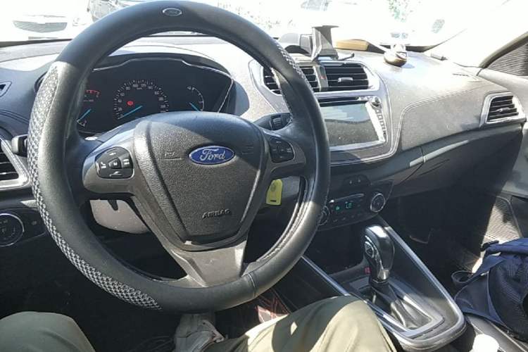 Used Ford Escort 2015 1.5L Automatic Fashion Model Center Console