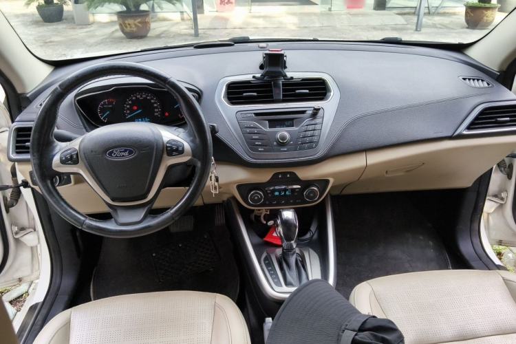 Used Ford Escort 2015 1.5L Automatic Fashion Model Center Console