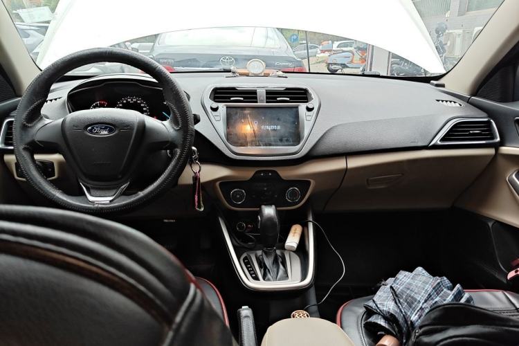 Used Ford Escort 2015 1.5L Automatic Comfort Edition Center Console