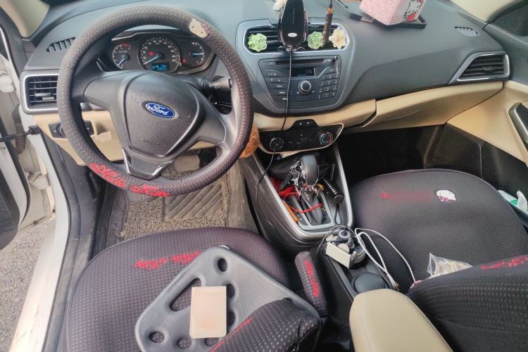Used Ford Escort 2015 1.5L Automatic Comfort Edition Center Console