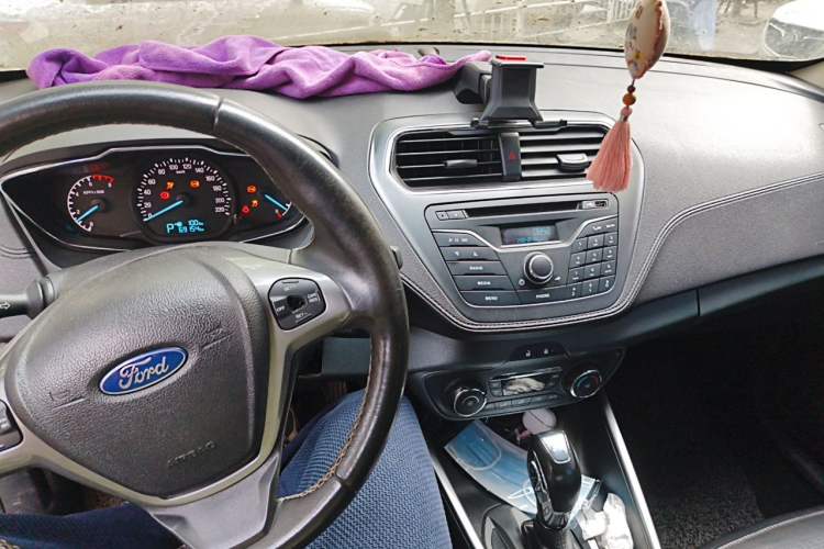 Used Ford Escort 2015 1.5L Automatic Fashion Model Center Console