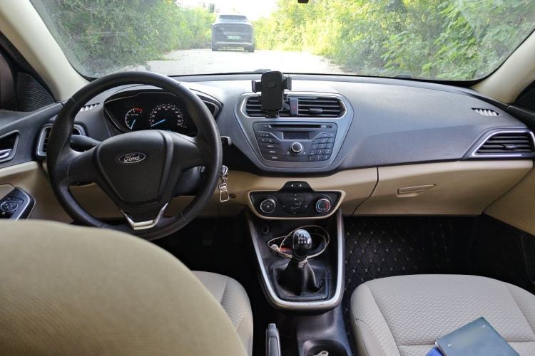 Used Ford Escort 2015 1.5L Manual Comfort Model Center Console