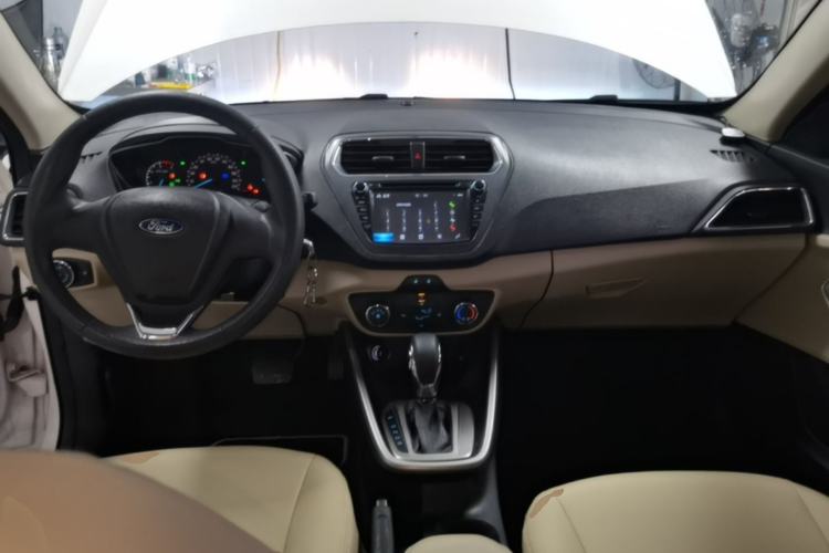 Used Ford Escort 2015 1.5L Automatic Comfort Edition Center Console