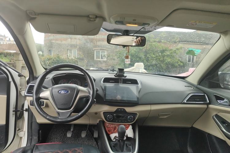 Used Ford Escort 2015 1.5L Manual Fashion Edition Center Console