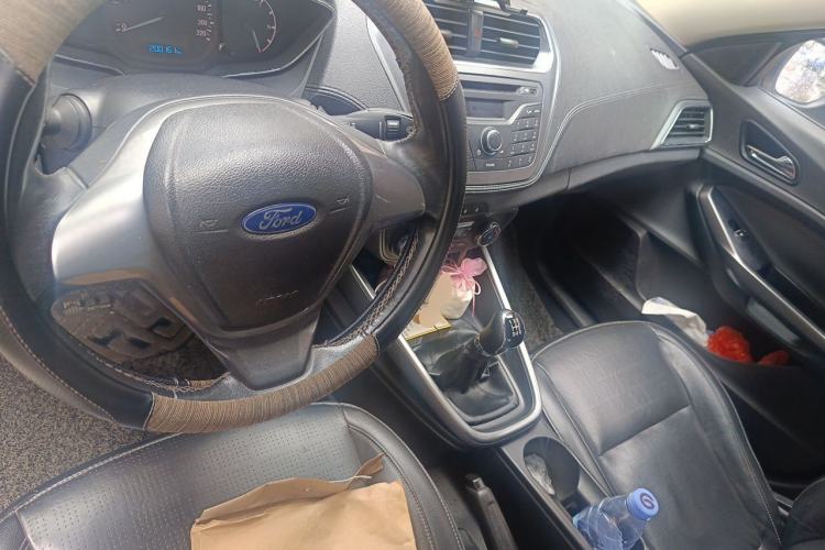 Used Ford Escort 2015 1.5L Manual Fashion Edition Center Console
